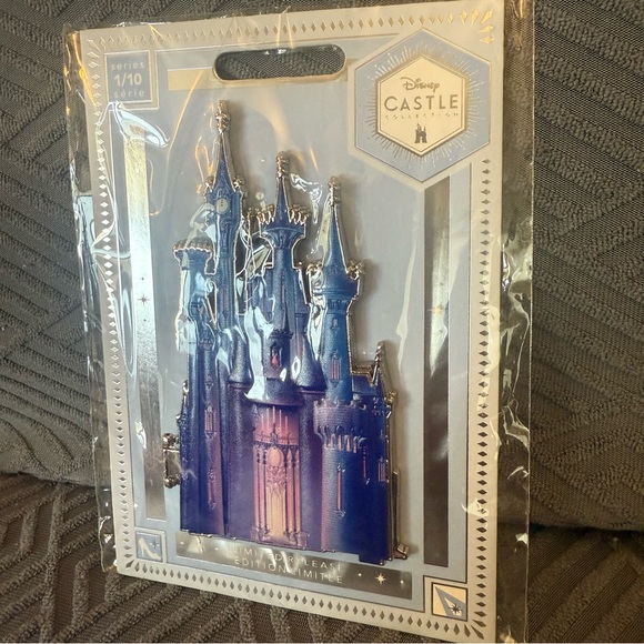 NEW Disney Castle Collection Series 1/10 Limited Cinderella Castle Jumbo Pin - Picture 4 of 15